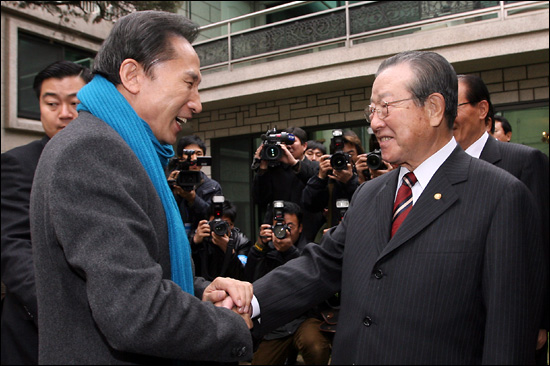 지난 2007년 12월 6일 당시 이명박 한나라당 대선후보가 서울 청구동 자택 대문까지 마중나온 김종필 전 자민련 총재의 손을 잡으며 인사를 하고 있다.