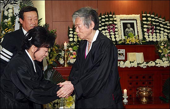 백기완 통일문제연구소 소장이 26일 오전 서울 종로구 서울대병원 장례식장에 마련된 고 문익환 목사의 부인 박용길 장로의 빈소를 찾아 조문을 마친뒤 유족을 위로하고 있다.