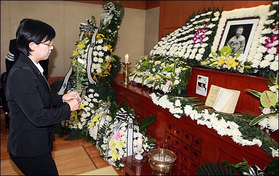  이정희 민주노동당 대표가 26일 오전 서울 종로구 서울대병원 장례식장에 마련된 고 문익환 목사의 부인 박용길 장로의 빈소를 찾아 고인의 넋을 기리며 헌화하고 있다.