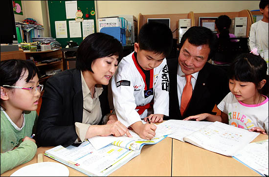 민주당 서울시장 후보로 선출된 박영선 의원이 손학규 대표와 함께 26일 서울 당산초등학교 돌보미 교실을 방문해 아이들과 학습체험을 하고 있다. 