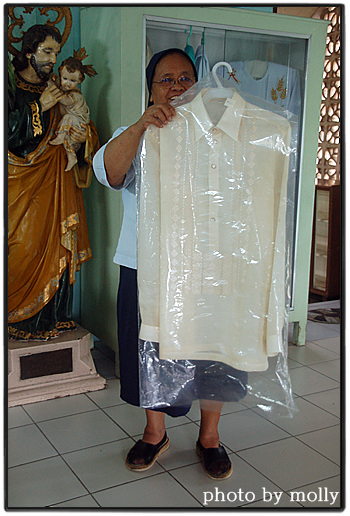 강하고 두꺼운 파인애플 잎은 필리핀 전통복 바롱을 만드는 데 쓰입니다. 수녀원에서 운영하는 '아실데몰로'에서 수녀님이 파인애플로 만든 바롱을 보여주십니다.