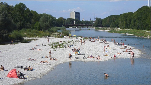 원래 자연으로 돌아간 독일 이자르강은 '콘크리트 놀이터'를 만든 한강 르네상스가 얼마나 잘못된 일인지 보여줍니다.    