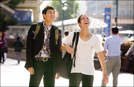  배우 정우성과 김범이 서울 고속터미널에서 진행된 <빠담빠담….그와 그녀의 심장박동소리>의 첫 촬영에 함께했다.  