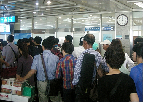 출국 절차를 기다리고 있는 승객들. 인천-단동 여객선은 주로 서민층이 이용하는 것 같았습니다. 
