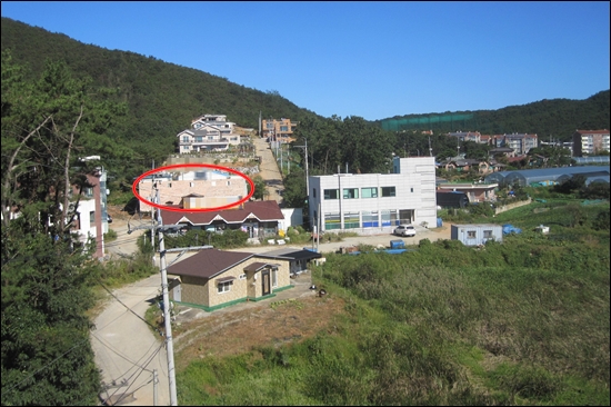 한국남동발전 직원들이 협력업체들에게 향응접대를 받은 인천 영흥도의 D룸살롱.(붉은 원) 큰 길가에서는 전혀 보이지 않는다. 5층 건물 옥상에서 촬영한 사진.