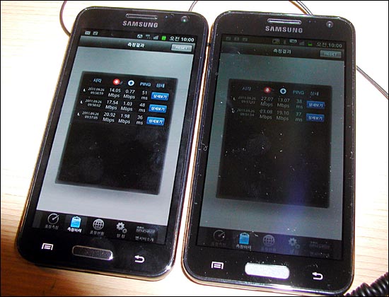 삼성 갤럭시S2 HD LTE SK텔레콤 용(왼쪽)과 LGU+용 단말기로 양사 LTE 속도를 비교해보니 LGU+ 가 더 빨랐다.