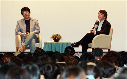 지난 9월 2일 서울 서대문구청 강당에서 열린 청춘콘서트에서 강연한 안철수 씨와 박경철 씨. 