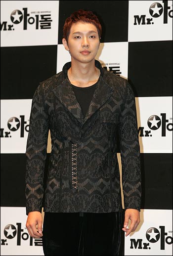  28일 롯데시네마 건대점에서 열린 영화<Mr.아이돌>제작보고회에 참석한 배우 지현우가 포즈를 취하고 있다.