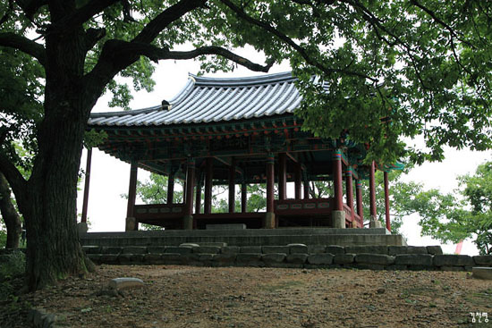 수북정은 조선 광해군 때 양주목사를 지낸 김흥국이 지은 정자로 그의 호를 따서 이름 붙였다.
