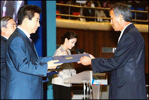 지난 2004년 노무현 대통령으로부터 동탑산업훈장증을 받고 있는 이종민 소장