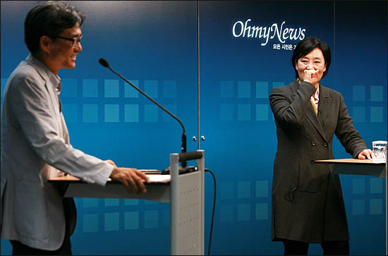 박영선 민주당 서울시장 후보가 29일 저녁 오마이뉴스 10만인클럽 특강에서 오연호 대표기자의 질문에 답변하고 있다. 