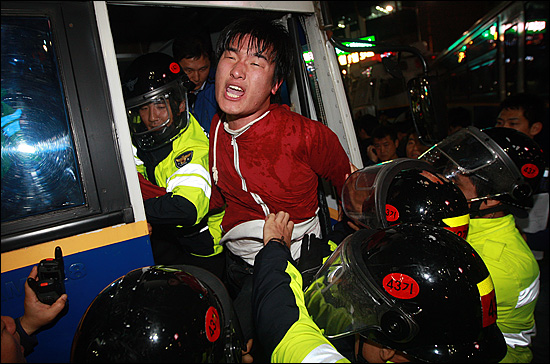 29일 오후 서울 중구 을지로입구역 사거리에서 경찰들이 도로 점거시위를 벌이는 학생들을 강제연행하자, 한 학생이 반값등록금 실현을 요구하며 울부짖고 있다.
