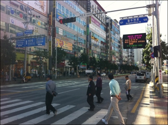 지난 24일 새벽 미군 병사에 의한 성폭행 사건이 일어난 동두천시 지행동 일대 상가 모습. (사진 속의 고시텔은 사건과 직접 관련이 없음)