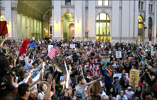 타락한 금융자본주의와 경제적 불평등에 항의하면서 시작된 미국 뉴욕 월스트리트 점거 시위가 장기화 양상을 보이고 있다. 점거 시위 첫날 수백명에 불과했던 시위대는 14일이 지난 9월 30일(현지 시각) 2000여명으로 급격히 불어났다.