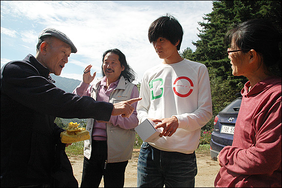 지리산 실상사 부근에 사는 한치영-김경애 부부와 아들 한태주씨가 1일 집을 찾아온 박노정 시인(왼쪽)과 이야기를 나누고 있다.
