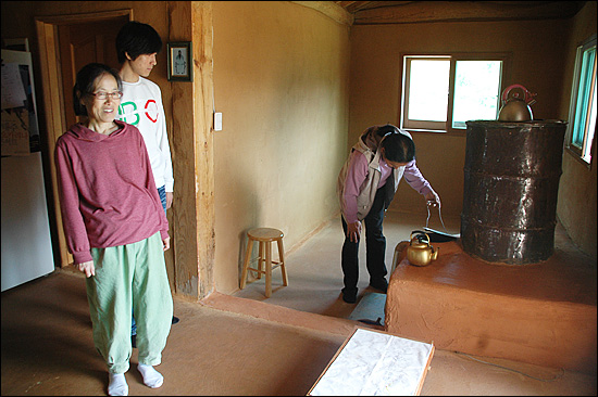 가수 한치영씨는 부인 김경애씨, 흙피리를 연주하는 아들(한태주)와 함께 지리산 실상사 부근에서 산다. 사진은 집 안 거실에 대형 난로를 설치해 놓고 이야기를 나누는 모습.
