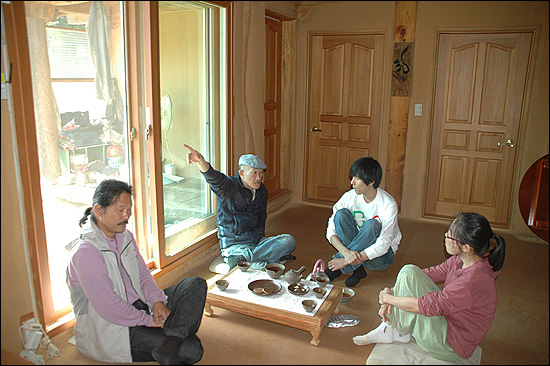 가수 한치영씨와 부인 김경애씨, 흙피리를 연주하는 아들 한태주씨는 지리산 실상사 부근에서 산다. 거실에서 박노정 시인과 이야기를 나누고 있다.