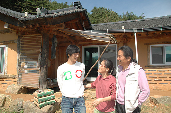 가수 한치영씨와 부인 김경애씨, 흙피리를 연주하는 아들 한태주씨는 지리산 실상사 부근에서 산다. 가족들이 마당에 서서 이야기를 나누고 있다.