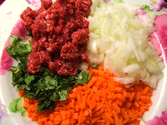 소고기와 당근, 양파, 깻잎등 색색가지 채소를 다진다.