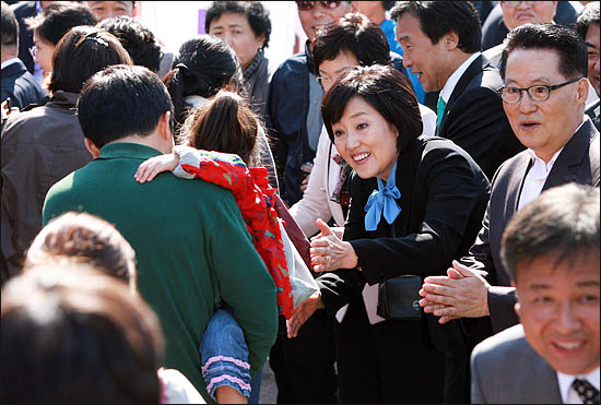 3일 서울시장 야권단일후보 선출을 위한 국민참여경선이 열린 장충체육관 앞에서 민주당 박영선 후보가 투표소에 도착한 시민들과 인사하고 있다. 