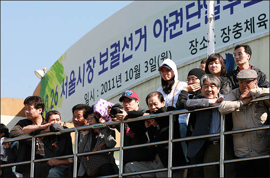 서울시장 야권단일후보 선출을 위한 국민참여경선이 열린 3일 장충체육관 앞에 시민들이 삼삼오오 모여 개표결과를 기다리고 있다.