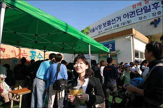  3일 서울시장 야권단일후보 선출 국민참여경선이 열린 장충체육관 앞에서 '나는 꼼수다'팀의 팬사인회가 성황리에 열리고 있다.