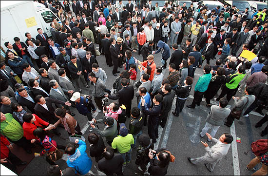지난해 10월 3일 서울시장 야권단일후보 선출 국민참여경선 투표마감 시간이 임박하자 세 후보가 투표소 앞에 총출동해 선거인단에 지지를 호소하고 있다.