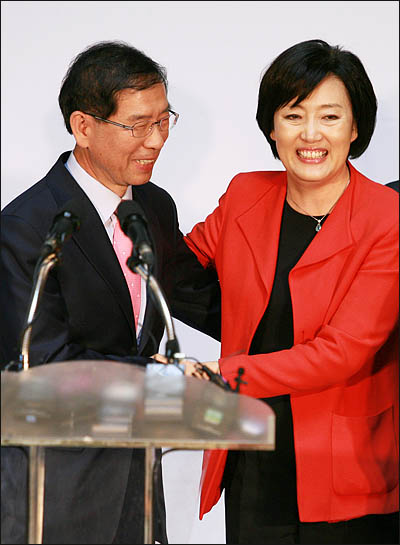 3일 서울시장 야권단일후보로 선출된 박원순 시민사회 후보가 박영선 민주당 후보의 축하를 받고 있다.