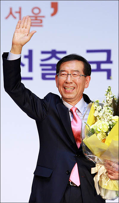 3일 서울시장 야권단일후보로 선출된 박원순 시민사회 후보가 연호하는 지지자들에게 손을 들어 답례하고 있다.