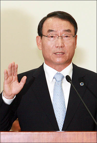 김인규 KBS 사장이 4일 국회 문방위 국정감사를 받기 앞서 증인선서를 하고 있다.