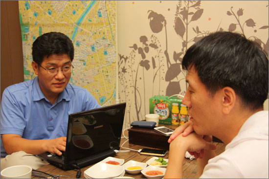 신경호(43) 오마이뉴스 시민기자와 그를 인터뷰하고 있는 김병기 오마이뉴스 뉴스게릴라본부장.