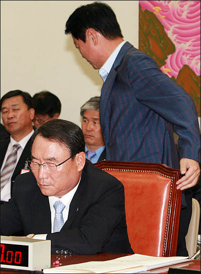 민주당 대표실 도청파문에 연루된 것으로 지목된 한선교 한나라당 의원이 작년 10월 4일 국정감사중인 국회 문방위 회의장을 나서며 김인규 KBS 사장과 스치고 있다.
