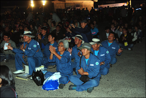 10월 1일에 열린 강정마을 생명평화축제에 참가한 한진중공업 노동자들.