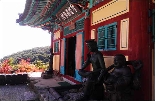 성보박물관에는 20여 불교나라 유물이 전시돼 있다.