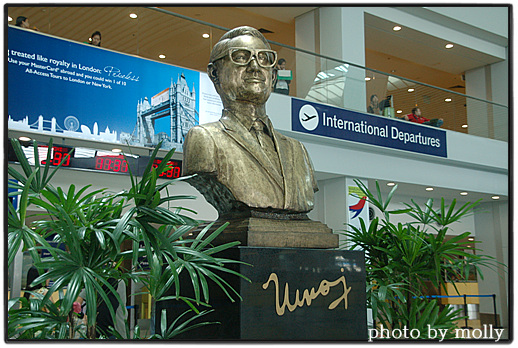 마닐라 국제공항에 있는 니노이 아키노의 동상. 마닐라 국제공항의 이름을 아키노의 애칭을 붙여 니노이 아키노 국제공항, Ninoy Aquino International Airport(NAIA) 라고 부르고 있습니다. 
