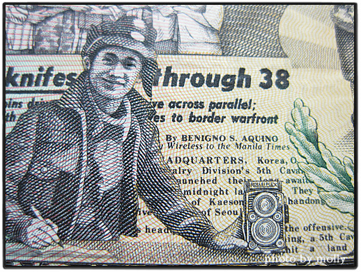 500페소 뒷면에는 왼쪽 아래 6.25전쟁 때 종군기자로 참전했던 아키노의 사진과 함께 그가 쓴 기사가 있습니다.

