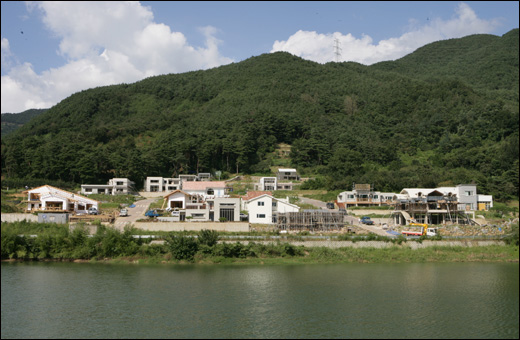  지리산 자락 구례 당동마을에 들어서고 있는 예술인마을. 난동저수지와 어우러진 풍경이 멋스럽다.