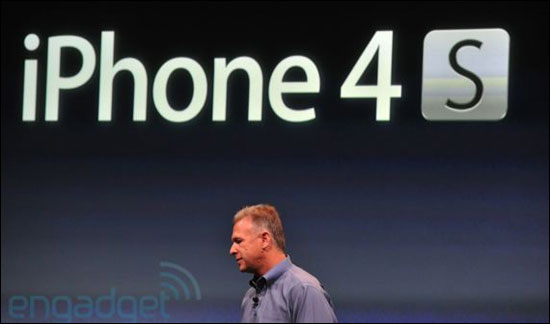 한국시각 5일 오전 2시 55분 필 쉴러 애플 제품마케팅 수석부사장이 아이폰4S를 발표하고 있다. 