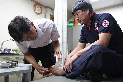 중국동포 김상순씨가 이주민의료센터에서 응급처치를 받고 있다. 김씨는 염증치료를 받은 뒤에 수술을 받을 예정이다.