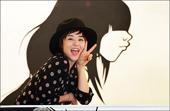  SBS 수목드라마 <보스를 지켜라>에서 노은설 역을 맡았던 배우 최강희가 5일 오후 서울 신사동의 한 카페에서 오마이스타와 인터뷰를 하기에 앞서 재밌는 포즈를 취하고 있다. 