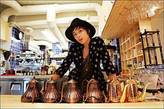  SBS 수목드라마 <보스를 지켜라>에서 노은설 역을 맡았던 배우 최강희가 5일 오후 서울 신사동의 한 카페에서 오마이스타와 인터뷰를 하기에 앞서 포즈를 취하고 있다. 