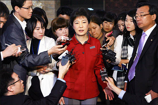 6일 한나라당 박근혜 전 대표가 "10·26 재·보궐선거를 지원하겠다"며 "한나라당 뿐만 아니라 한국 정치의 위기여서 나서려는 것"이라고 밝히고 있다.