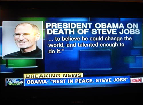 버락 오바마 미 대통령은 스티브 잡스의 사망 소식에 대해 애도의 성명을 발표했다. 오바마 미 대통령의 스티브 잡스 추모 성명을 전하고 있는 CNN.