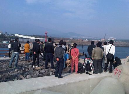 마을주민과 활동가, 기자들이 구럼비 바위에서 일어나는 폭파를 지켜보고있다.