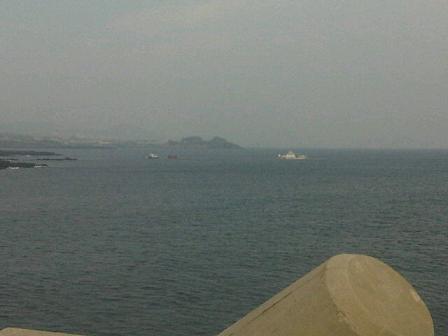 강정포구 앞에서 해경 선박이 활동가들이 타고있는 배를 뒤쫓고 있다.