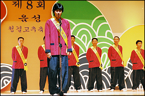 지난 2003년에 충북 음성군에서 촬영된 '그녀를 믿지마세요'에서 강동원씨가 열연하고 있다.
