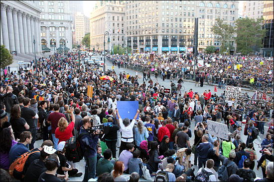 지난 10월 5일 오후 미국 로어 맨해튼 폴리스퀘어에 모인 1만5000여 명의 시위대가 "매일 월스트리트를 점령하자" 등의 구호를 외친 뒤 뉴욕증권거래소 인근 자유광장(주코티파크)까지 행진했다.(자료사진)