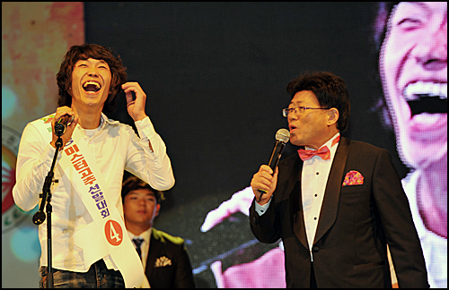 지난달 23일 충북 음성군에서 열린 미스터고추 선발대회에서 한 참가자가 준비해 온 대사를 잊어버리고 호탕한 웃음으로 위기를 넘기고 있다.