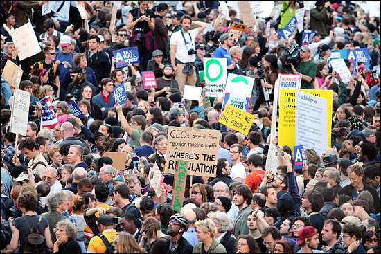 탐욕스러운 금융자본주의와 경제적 불평등에 분노하면서 시작된 미 뉴욕 '월스트리트 점령(Occupy Wall Street)' 운동이 조직력을 갖춘 노조와 시민단체 등의 가세로 새로운 국면을 맞고 있다. 지난 5일(현지 시간) 오후 로어 맨해튼 폴리스퀘어에 모인 1만5000여 명의 시위대.