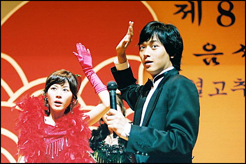 지난 2003년에 충북 음성군에서 촬영된 '그녀를 믿지마세요'에서 강동원씨와 김하늘씨가 열연하고 있다.